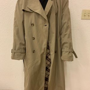 LONDON TOWNE — Men’s Trenchcoat Size 40L